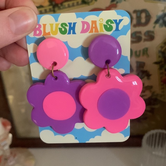 Blush Daisy Flower Power Earrings NWT - Picture 2 of 3
